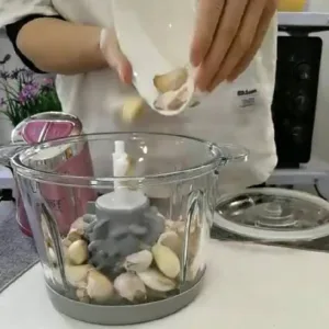 مقشرة ومفرمة ثوم سيليكون يدوية دوّارة